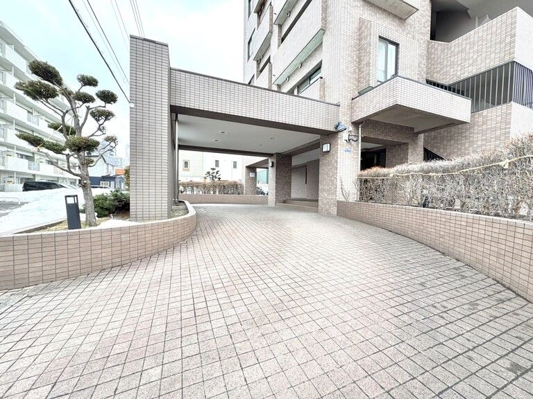 Renovated 3LDK Apartment in Villeneuve Kotoni II, Sapporo - Thumbnail 2
