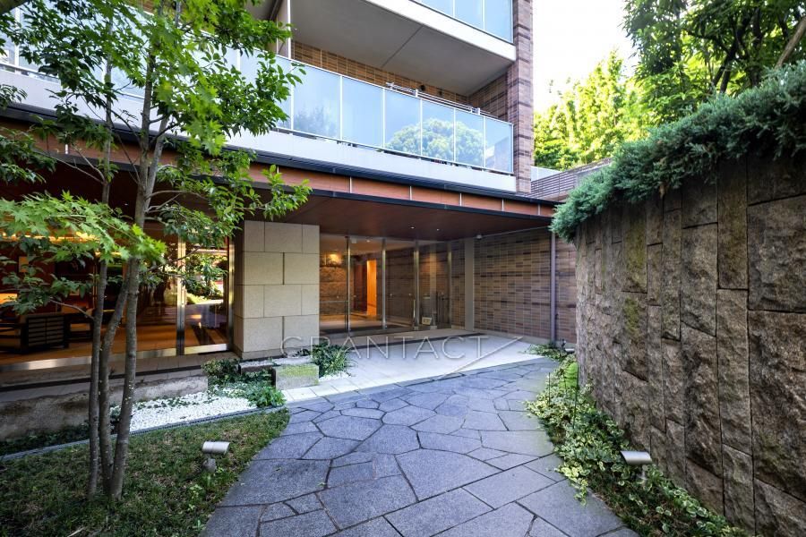 BRANZ Shibuya Tokiwamatsu 3LDK Apartment for Sale in Tokyo - Image 1