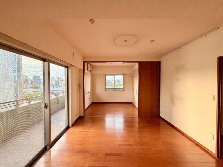 Renovated 2LDK Top-Floor Apartment in Sumida, Tokyo - Thumbnail 3