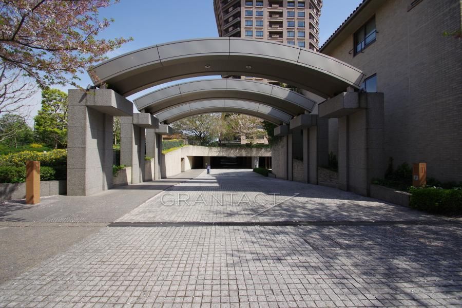 2LDK Apartment for Sale in Motoazabu, Minato-ku, Tokyo - Thumbnail 3