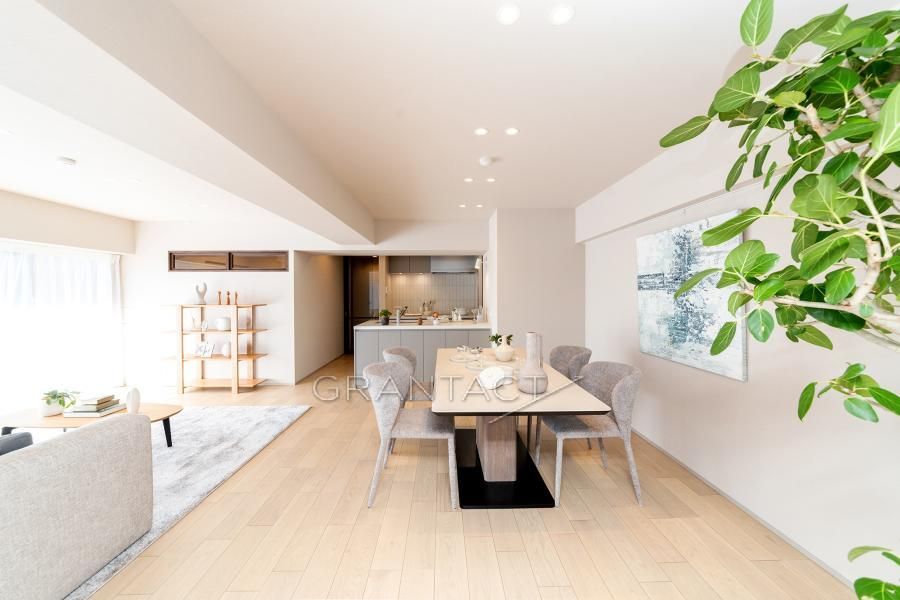 Palais Royal Rokubancho 2LDK Apartment for Sale in Chiyoda, Tokyo - Thumbnail 3