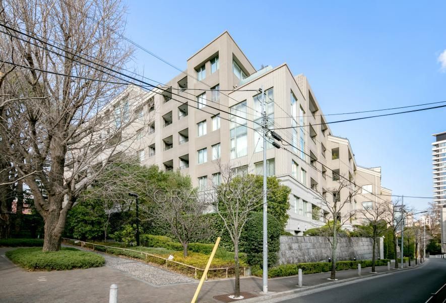 Azabu Kasumicho Park Mansion 3LDK for Sale in Nishi-Azabu - Image 1