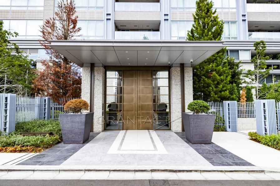 Park Court Chiyoda Yonbancho 2LDK Apartment for Sale - Image 1