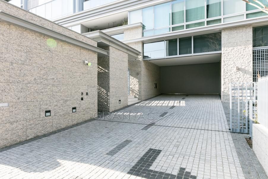 Park Court Chiyoda Yonbancho 2LDK Apartment for Sale - Thumbnail 2