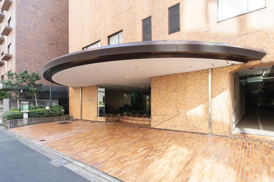 Ichibancho Park Mansion 3LDK Renovated Apartment in Chiyoda - Image 1