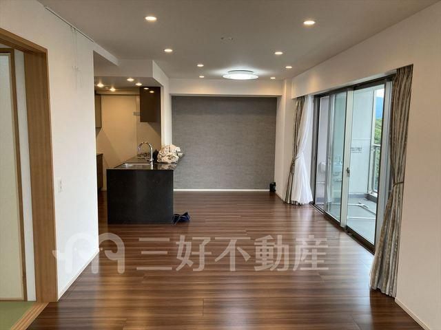 Spacious 4LDK Rental Apartment in Fukuoka's Sakurazaka - Thumbnail 4