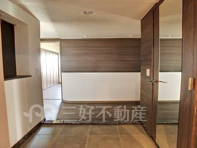 2LDK Corner Apartment in Daimyo, Fukuoka - 79.96m² - Thumbnail 3