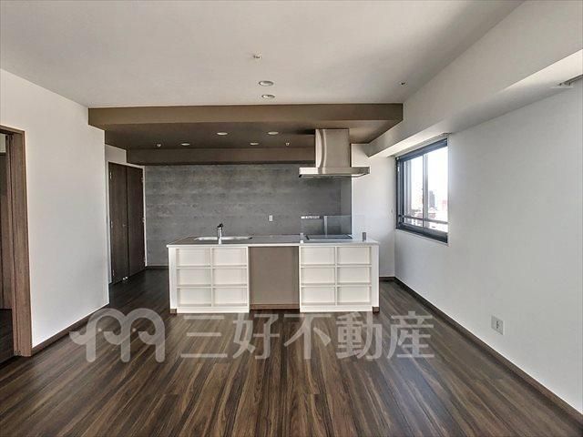 2LDK Corner Apartment in Daimyo, Fukuoka - 79.96m² - Thumbnail 2
