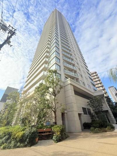 Luxury 3LDK Apartment in River Garden Tower Uemachi-dai Fudegazaki — Image 1, Tennoji, Osaka