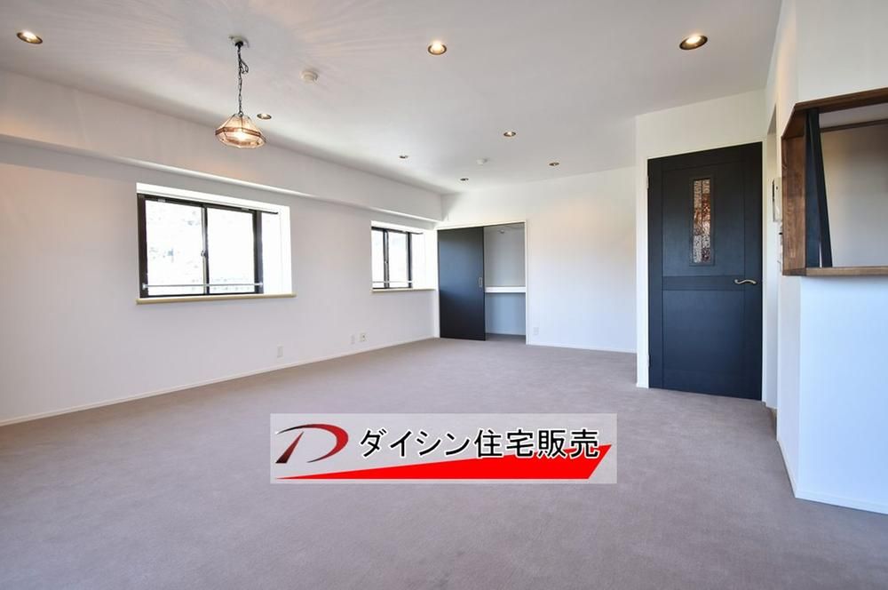 Renovated 2LDK Apartment in Hiroshima's Higashi Ward - Thumbnail 4