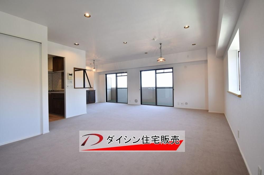2LDK Apartment in Hiroshima's Higashi Ward - Thumbnail 3