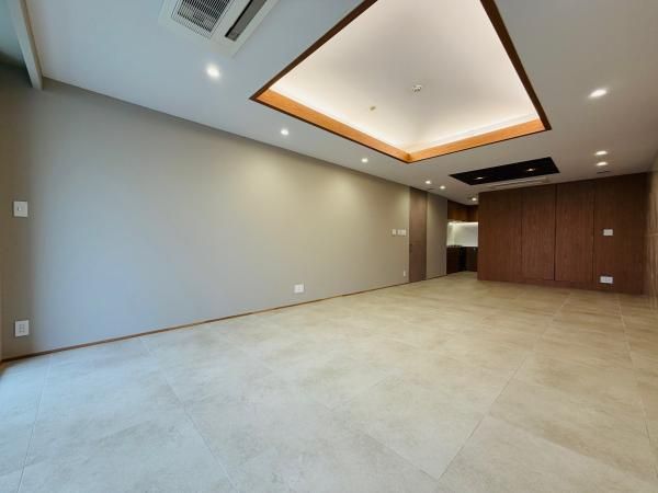 2LDK Apartment for Sale in Minato-ku, Tokyo - Thumbnail 3