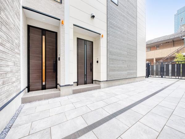 2LDK Townhouse for Sale in Shinjuku, Tokyo near Yotsuya Station - Thumbnail 2