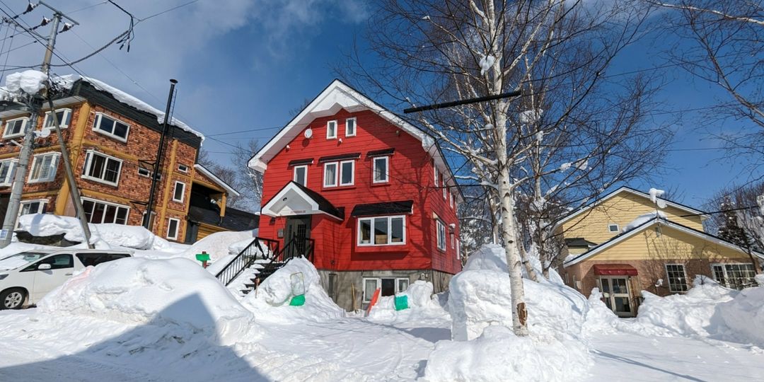 Red Ski House for Sale in Niseko Hirafu with Guesthouse Business - Thumbnail 3