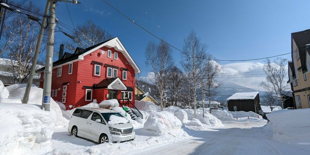Red Ski House for Sale in Niseko Hirafu with Guesthouse Business - Thumbnail 2