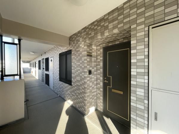 Renovated 3LDK Apartment in Yokohama Tsurumi 65.23m² - Thumbnail 2