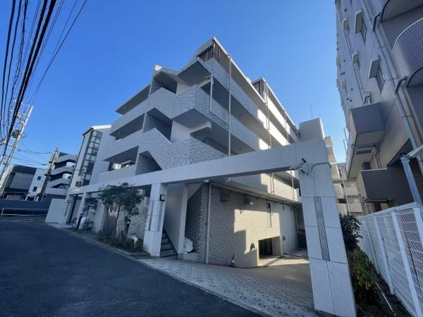 Renovated 3LDK Apartment in Yokohama Tsurumi 65.23m² - Thumbnail 3