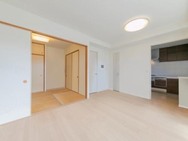 3LDK Apartment for Sale in Miyakojima-ku, Osaka - Thumbnail 2
