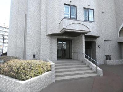 Renovated 4LDK Apartment in Sapporo Nishi Ward with Mountain Views — Front_door, Nishi, Hokkaido