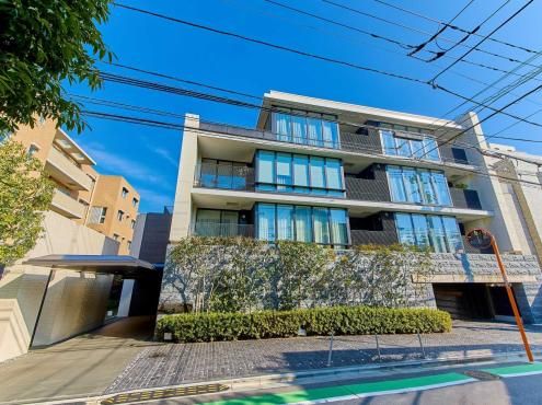 3LDK Apartment for Sale in Roppongi, Minato-ku, Tokyo - Thumbnail 2