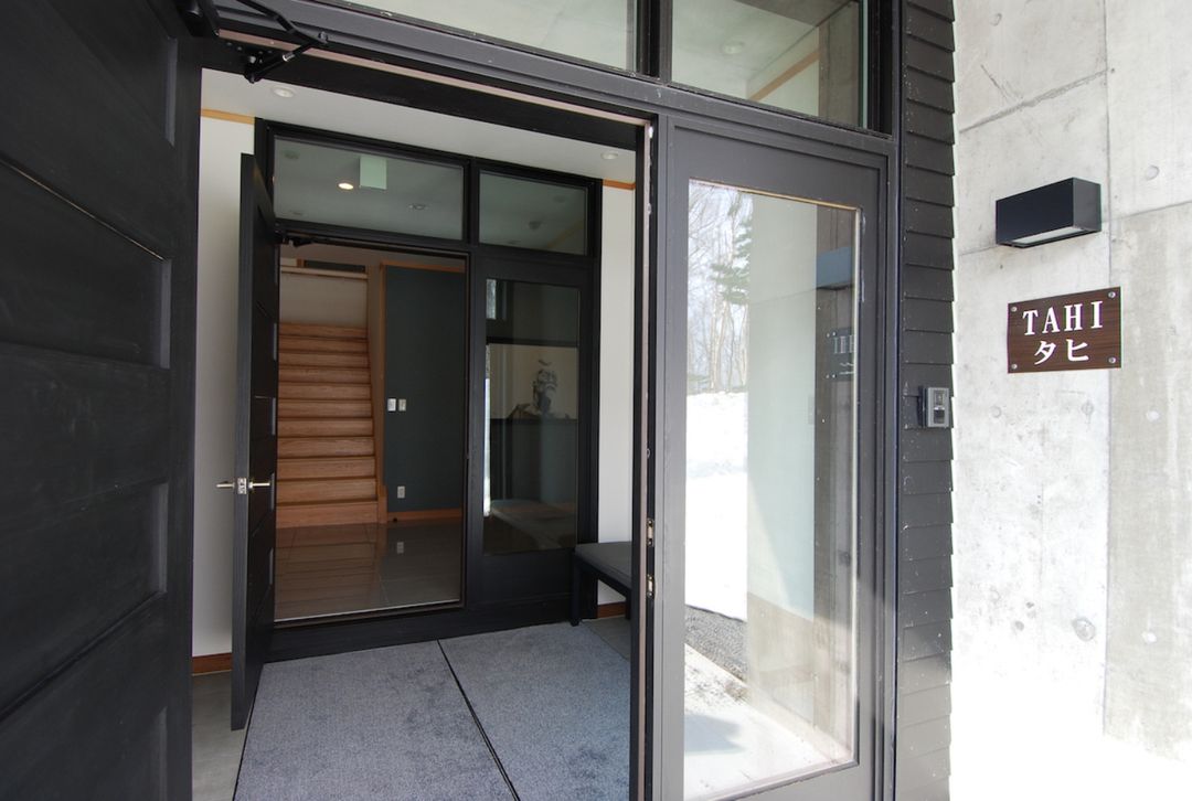 Tahi House Rusutsu: Modern 4-Bedroom Home Near Resort - Image 1