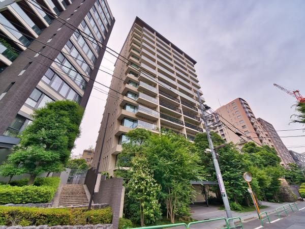 2LDK Apartment for Sale in Chiyoda, Tokyo - 95.34m2 - Thumbnail 2
