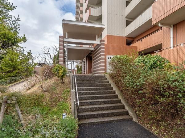 2LDK Apartment for Sale in Morinodai, Yokohama with Private Garden - Thumbnail 3