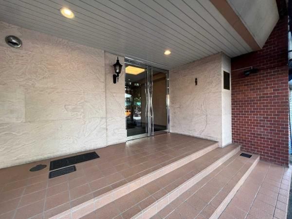 1LDK Apartment in Minami-Azabu, Minato-ku, Tokyo - Thumbnail 2