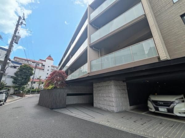 2LDK Apartment for Sale in Takanawa, Minato, Tokyo - 70.42m² - Thumbnail 2