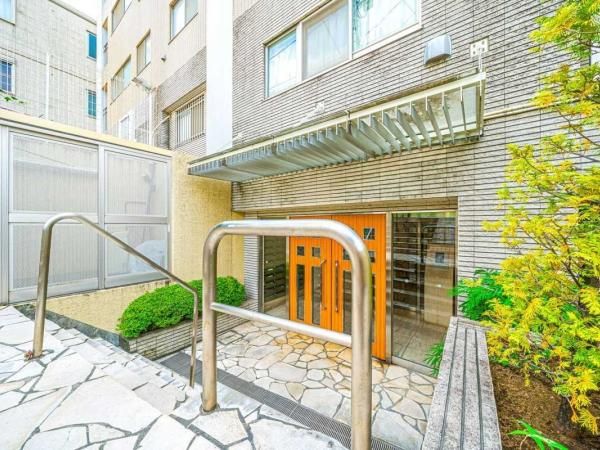 Renovated 1LDK Apartment in Kamiikebukuro, Toshima City - Thumbnail 3