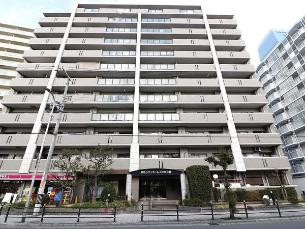 Renovated 3LDK Apartment in Osaka with City Gas & Pet-Friendly Policy - Image 1