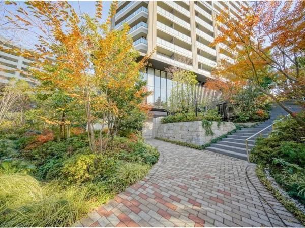 2LDK Apartment for Sale in Shirokane, Minato-ku, Tokyo - Thumbnail 4