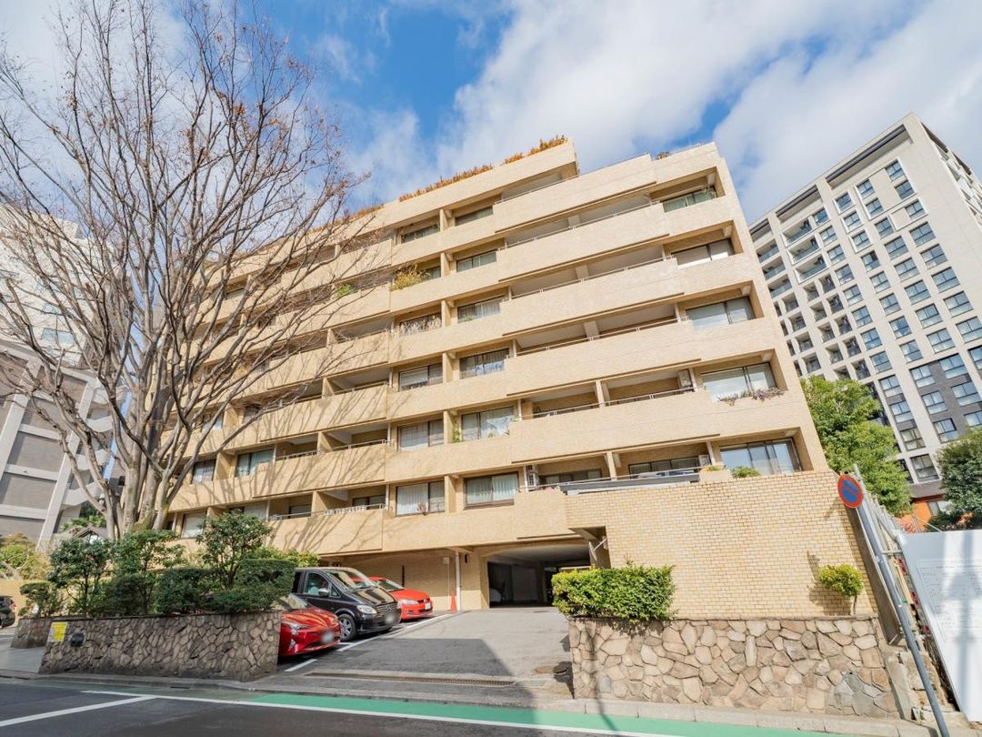 Renovated 3LDK Apartment in Chiyoda, Tokyo - Thumbnail 2