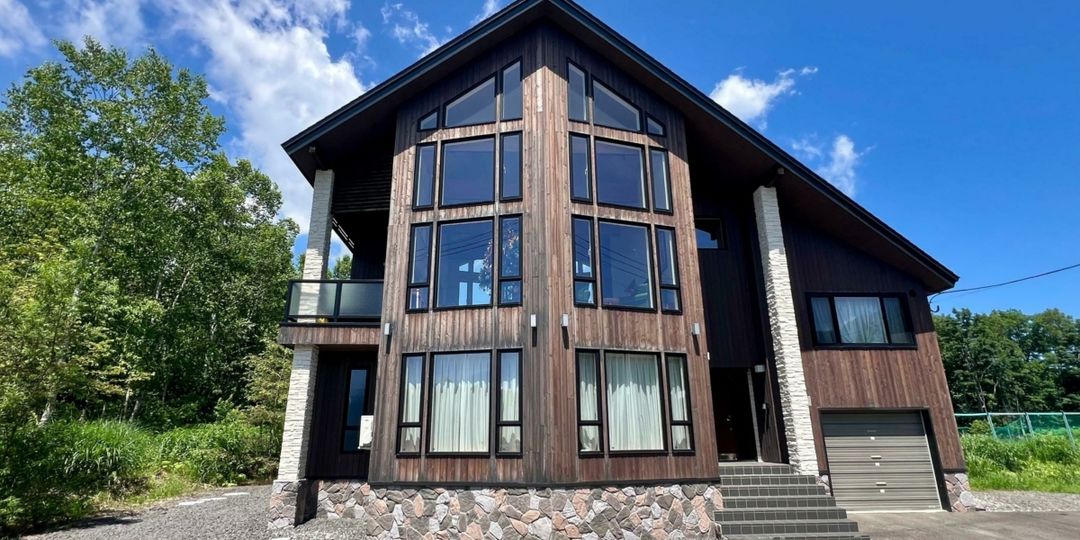 Tsutsuji House: 4-Bedroom Alpine Home in Niseko's Kabayama - Image 1