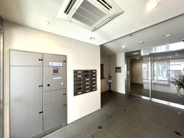 2LDK Apartment for Sale in Shirokane, Minato-ku, Tokyo - Thumbnail 3