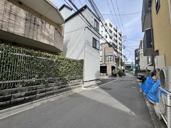 2LDK Apartment for Sale in Shirokane, Minato-ku, Tokyo - Thumbnail 2