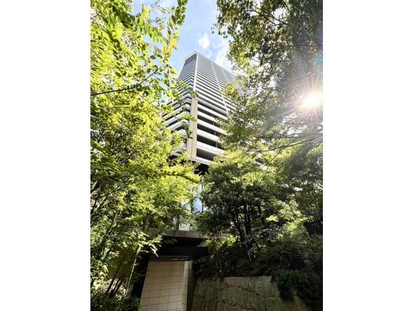 3LDK Apartment for Sale in Minato-ku, Tokyo - 80.32 m² - Thumbnail 2