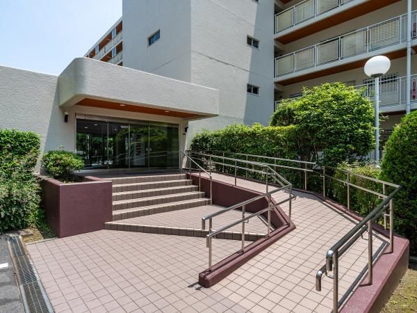Renovated 3LDK Apartment in Yokohama Sakae Ward Near Ofuna Station - Thumbnail 2