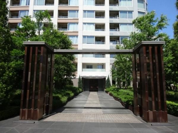 2LDK Apartment for Sale in Akasaka, Minato-ku, Tokyo - Thumbnail 2