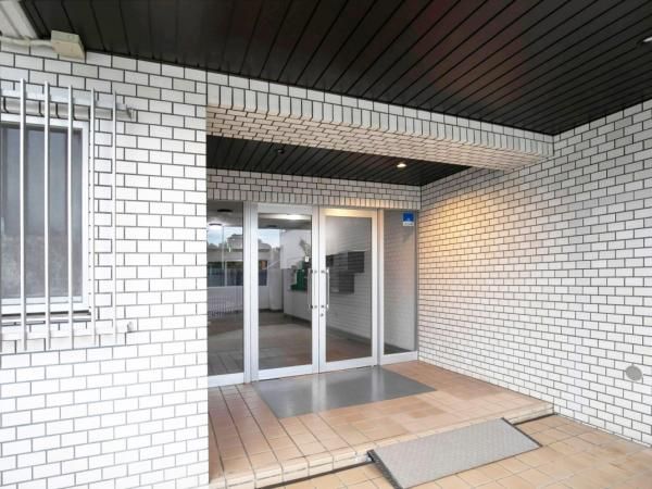 Renovated 2LDK Apartment in Tsurumi-ku, Yokohama for Sale - Thumbnail 4