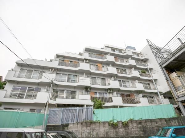 Renovated 2LDK Apartment in Tsurumi-ku, Yokohama for Sale - Thumbnail 2
