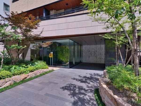 Renovated 2LDK Apartment in PROUD Kudanminami, Chiyoda, Tokyo - Thumbnail 3