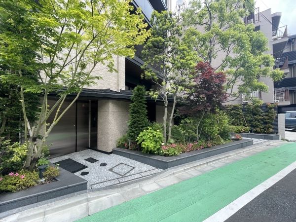 3LDK Apartment in Takanawa, Minato, Tokyo - 79.91m² - Thumbnail 2