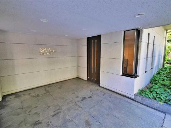 1LDK Apartment for Sale in Nishi-Azabu, Minato-ku, Tokyo - Thumbnail 3