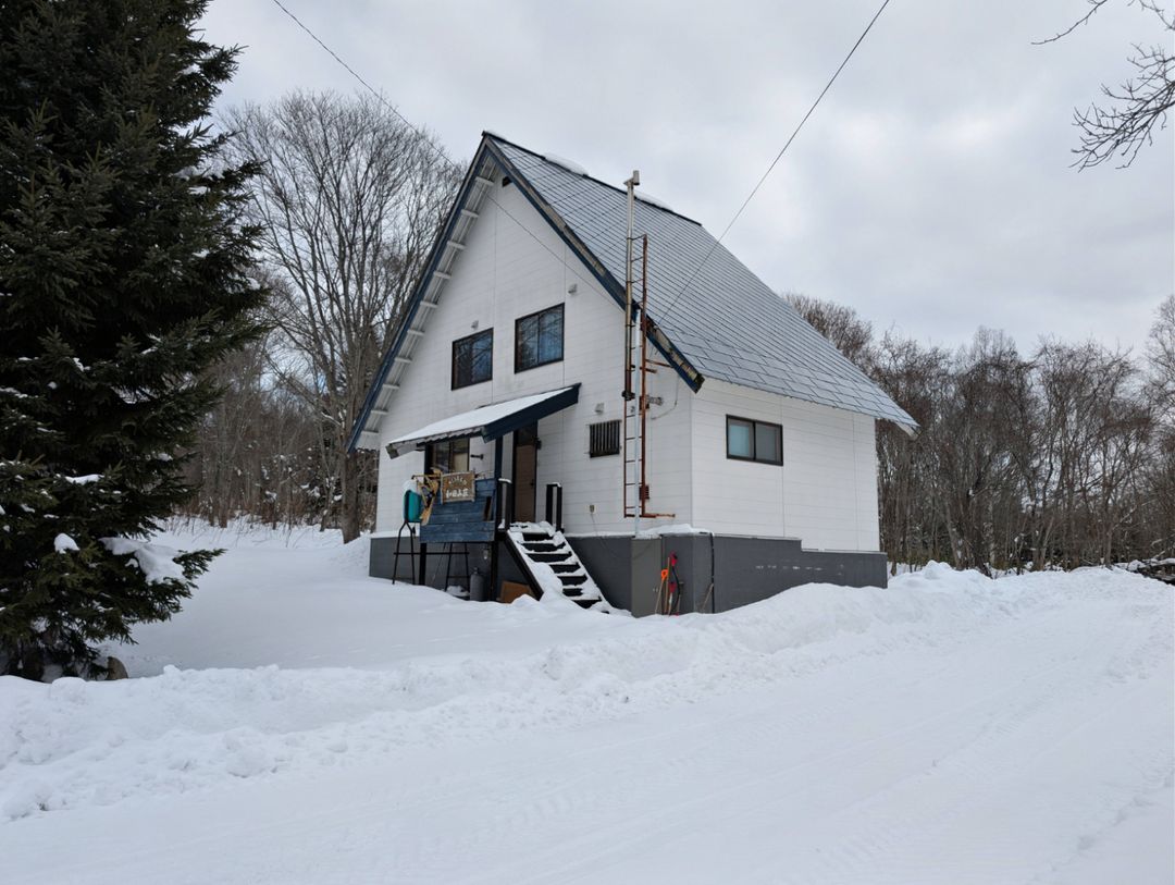 Classic Ski Cabin for Sale in Niseko Royal Town, Hokkaido - Thumbnail 3