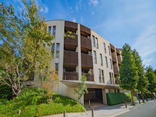 2LDK Apartment for Sale in Minami-Azabu, Minato-ku, Tokyo - Thumbnail 4