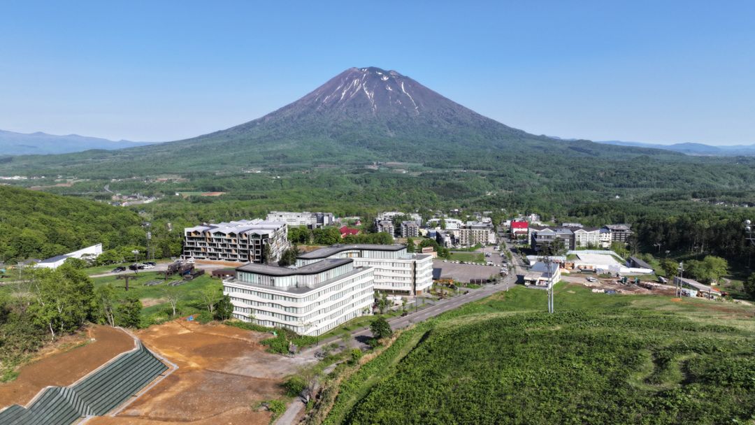 Skye Niseko 253: Luxury Ski-In/Ski-Out Apartment in Hirafu - Thumbnail 2