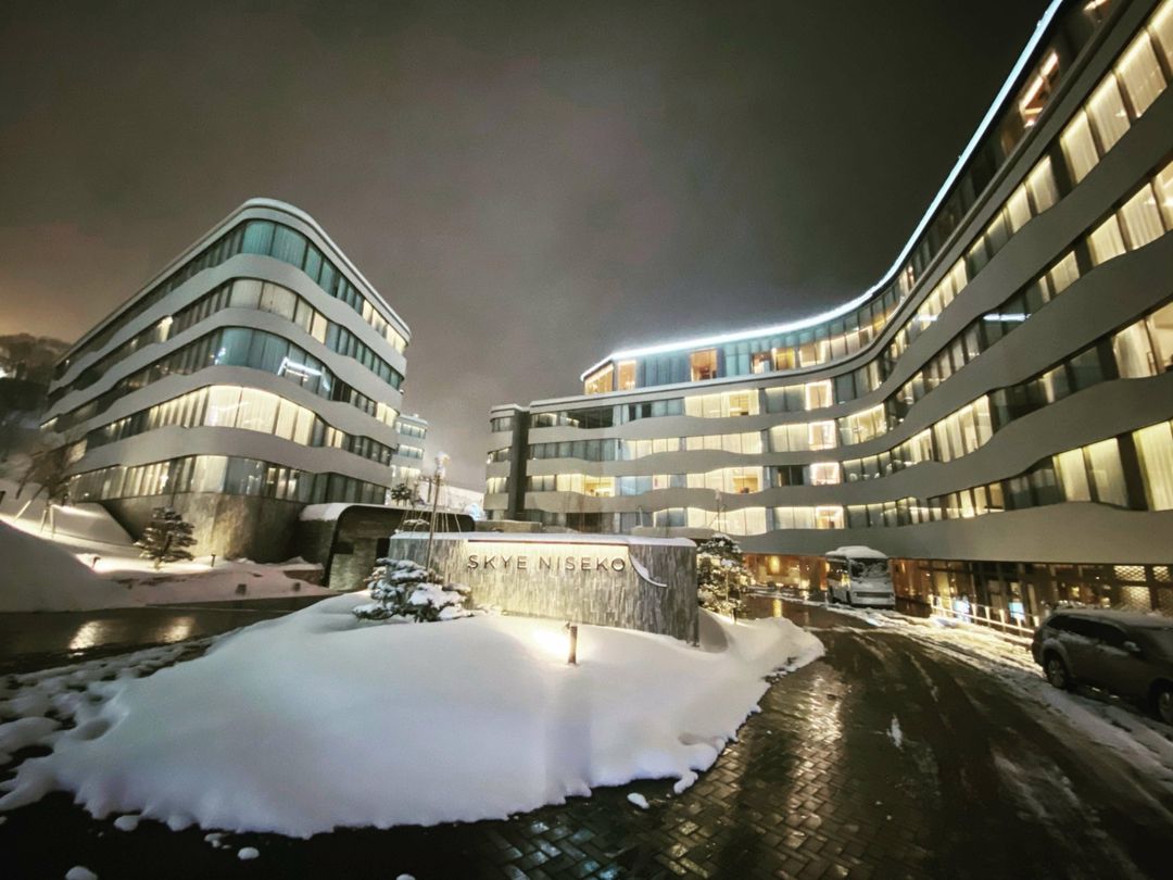 Skye Niseko 253: Luxury Ski-In/Ski-Out Apartment in Hirafu - Thumbnail 3