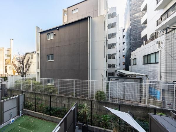 2LDK Apartment in Shinjuku, Tokyo - 66.5m2 - Thumbnail 2