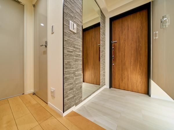 Renovated 2LDK in Tokyo Twin Parks Right Wing, Minato - Thumbnail 3